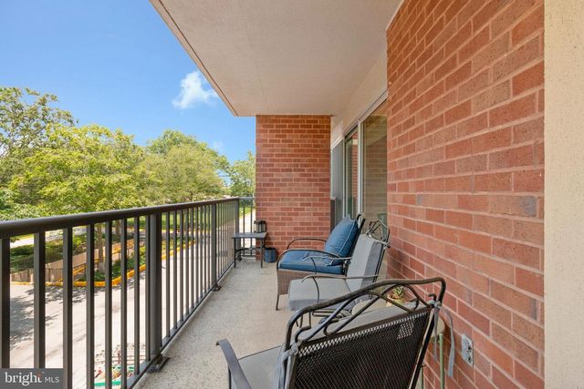 1300 ARMY NAVY DR S #227, Arlington, VA 22202