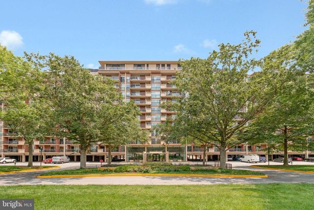 1300 ARMY NAVY DR S #227, Arlington, VA 22202