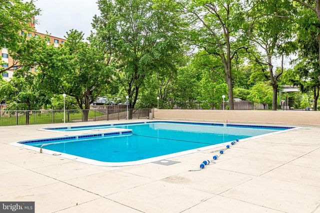 1300 ARMY NAVY DR S #227, Arlington, VA 22202