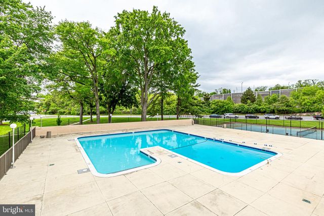 1300 ARMY NAVY DR S #227, Arlington, VA 22202