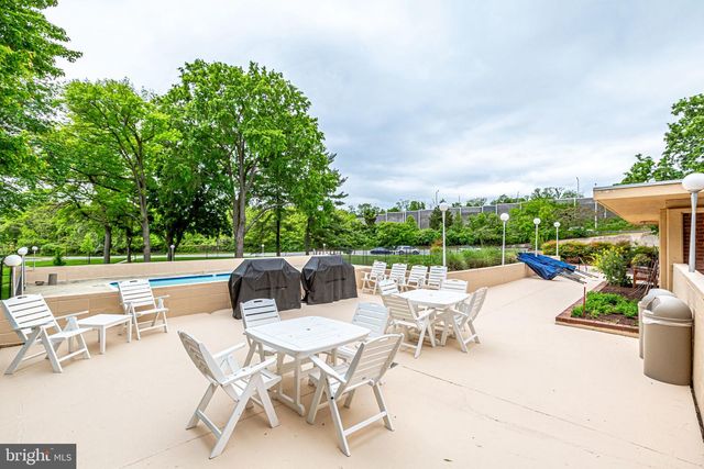 1300 ARMY NAVY DR S #227, Arlington, VA 22202