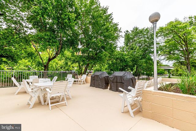 1300 ARMY NAVY DR S #227, Arlington, VA 22202