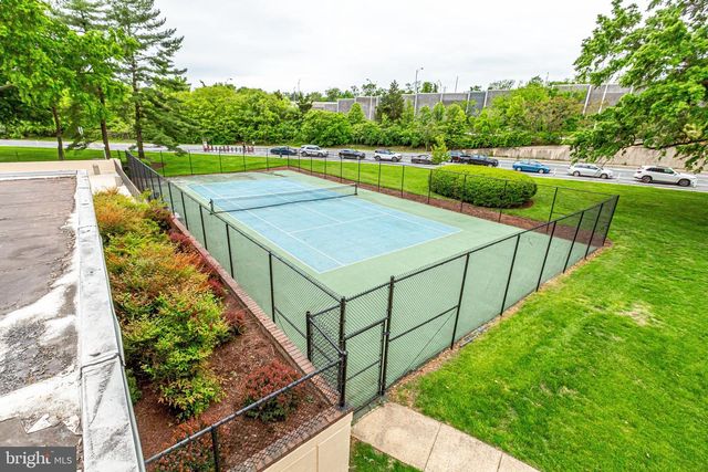 1300 ARMY NAVY DR S #227, Arlington, VA 22202