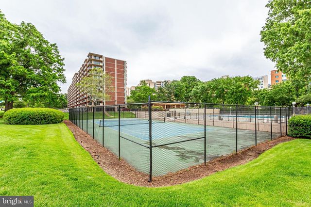 1300 ARMY NAVY DR S #227, Arlington, VA 22202