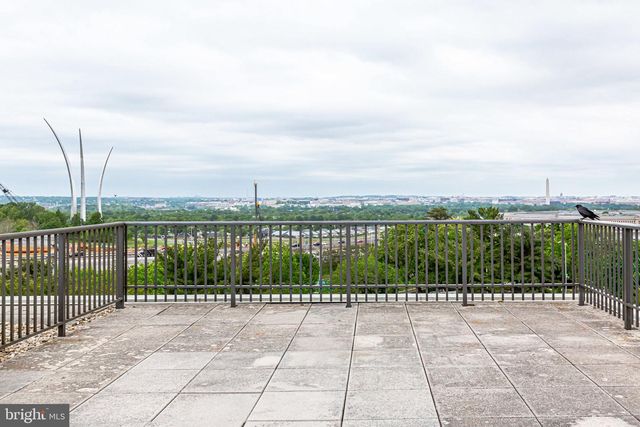 1300 ARMY NAVY DR S #227, Arlington, VA 22202