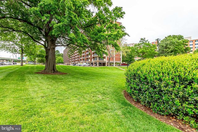 1300 ARMY NAVY DR S #227, Arlington, VA 22202