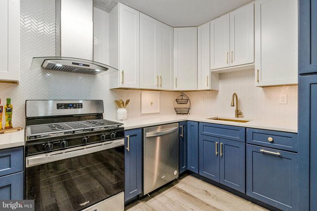 1300 ARMY NAVY DR S #227, Arlington, VA 22202