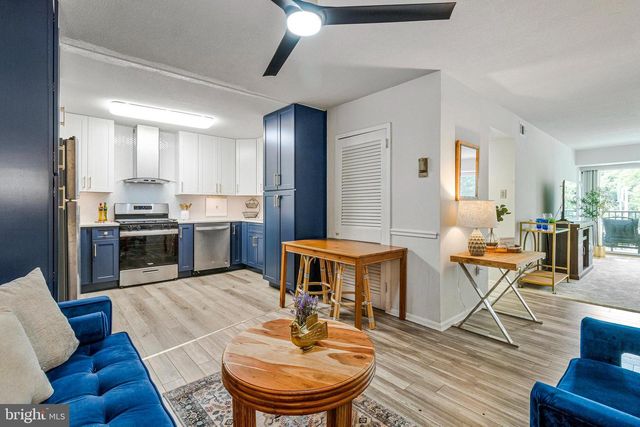 1300 ARMY NAVY DR S #227, Arlington, VA 22202