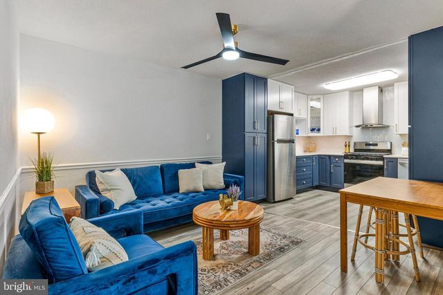 1300 ARMY NAVY DR S #227, Arlington, VA 22202