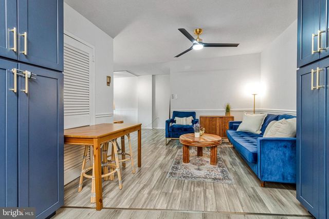 1300 ARMY NAVY DR S #227, Arlington, VA 22202