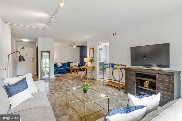 1300 ARMY NAVY DR S #227, Arlington, VA 22202