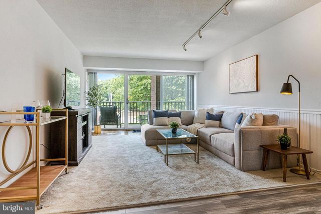 1300 ARMY NAVY DR S #227, Arlington, VA 22202