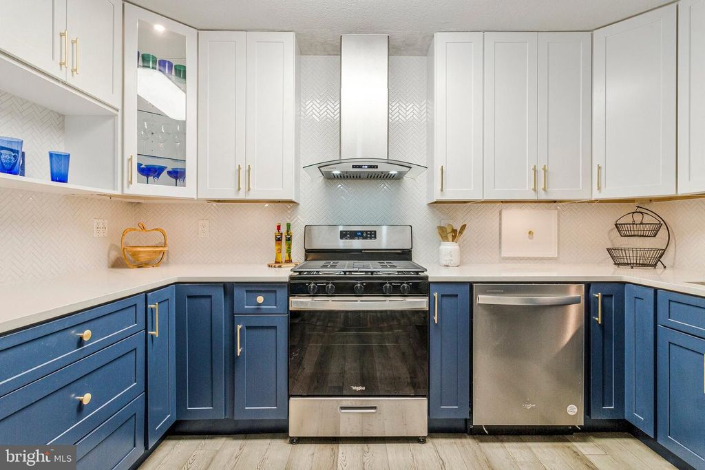 1300 ARMY NAVY DR S #227, Arlington, VA 22202