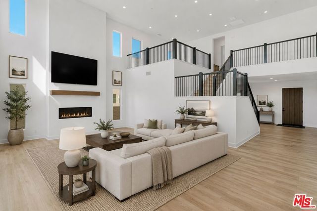 20534 Edgewood Court, Chatsworth (los Angeles), CA 91311