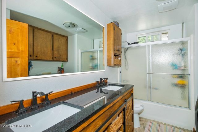 1042 N Wrenco Rd, Sandpoint, ID 83864
