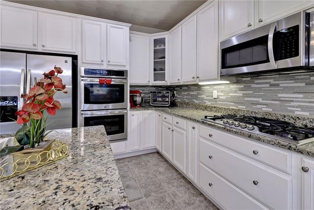 14 Firefly LN, Hampton, VA 23666