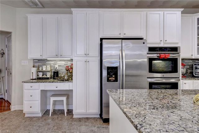 14 Firefly LN, Hampton, VA 23666