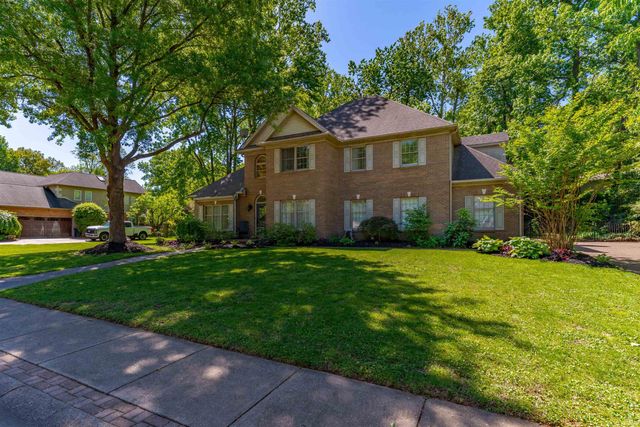 2200 Eaglewood Drive, Newburgh, IN 47630