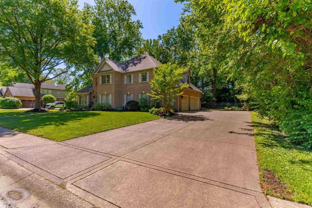 2200 Eaglewood Drive, Newburgh, IN 47630