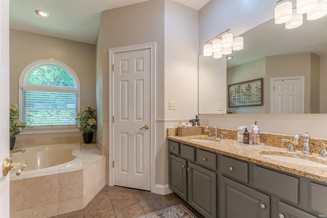 2200 Eaglewood Drive, Newburgh, IN 47630