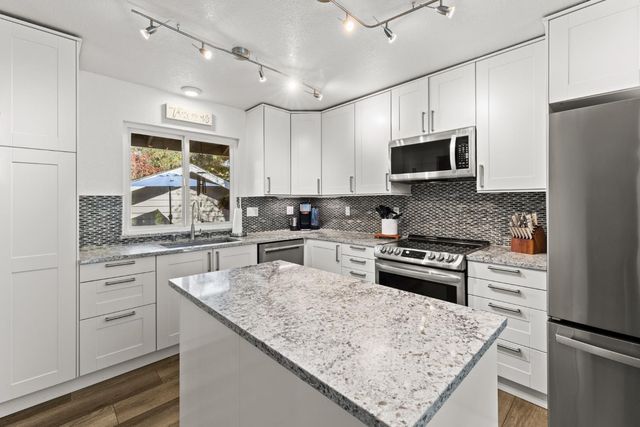 14090 Torrey Pines Dr, Auburn, CA 95602