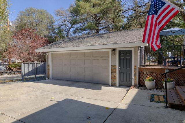 14090 Torrey Pines Dr, Auburn, CA 95602