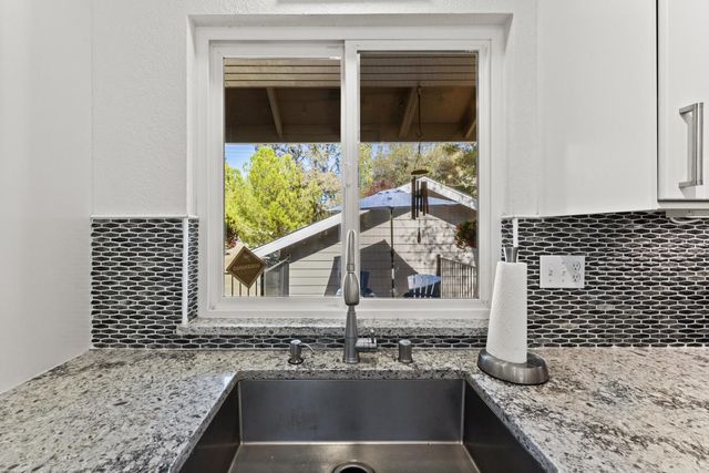 14090 Torrey Pines Dr, Auburn, CA 95602