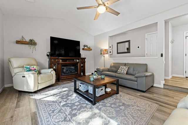14090 Torrey Pines Dr, Auburn, CA 95602
