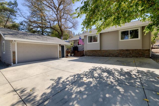 14090 Torrey Pines Dr, Auburn, CA 95602
