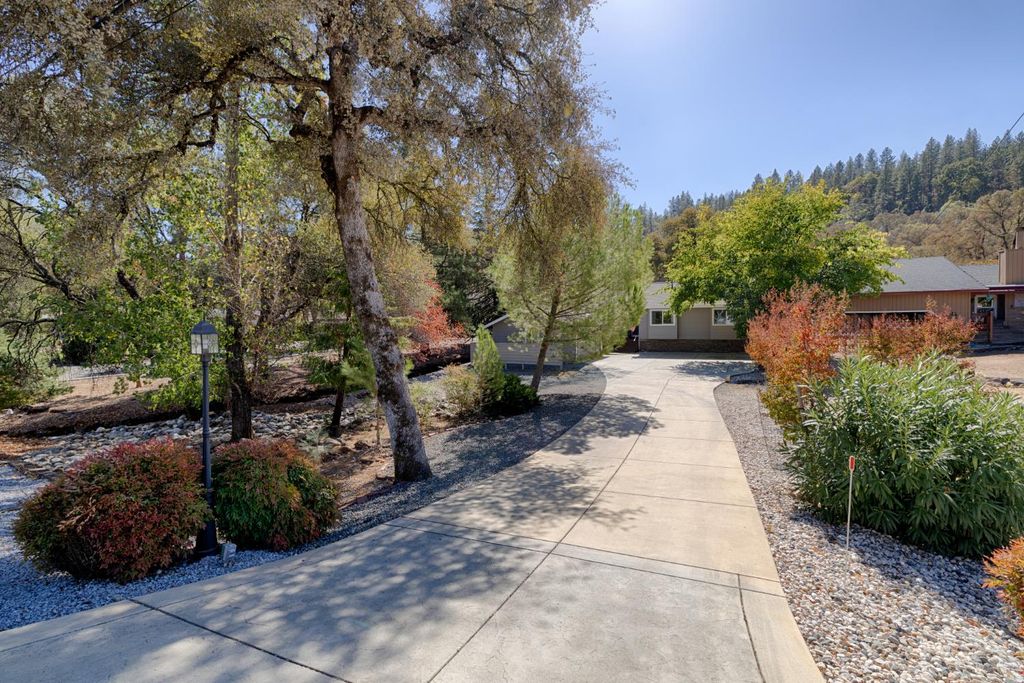 14090 Torrey Pines Dr, Auburn, CA 95602