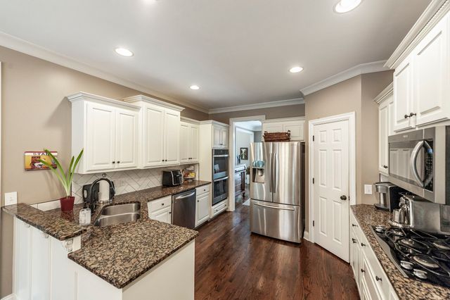 100 Loch Leven Way, Hendersonville, TN 37075