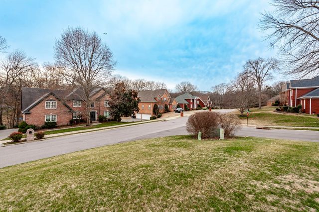 100 Loch Leven Way, Hendersonville, TN 37075