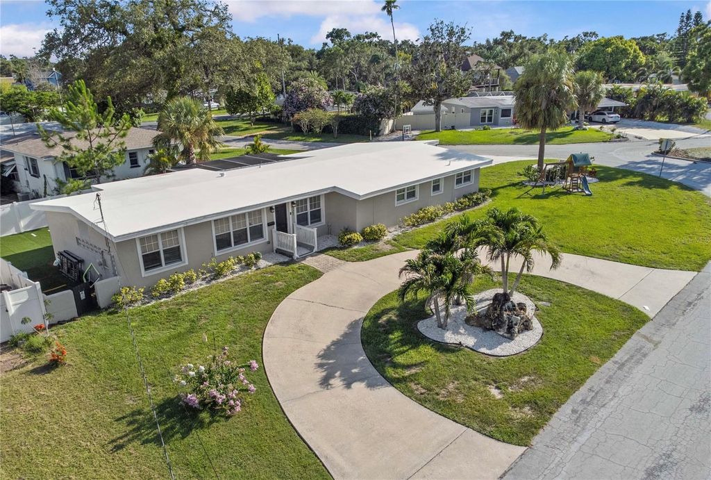 Image 1 of property listing at 327 SUNNY LANE, Belleair, FL 33756