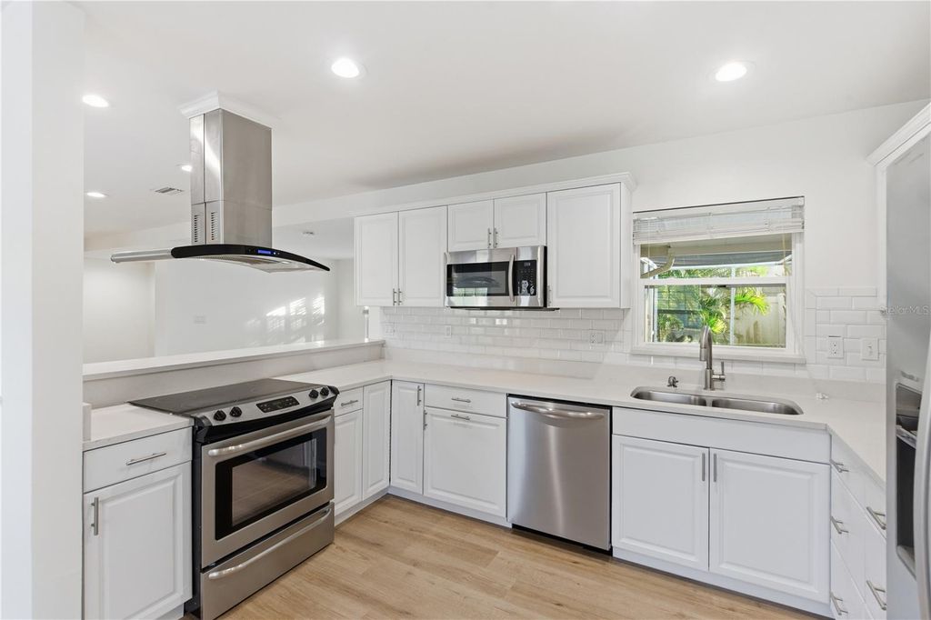 Image 12 of property listing at 327 SUNNY LANE, Belleair, FL 33756