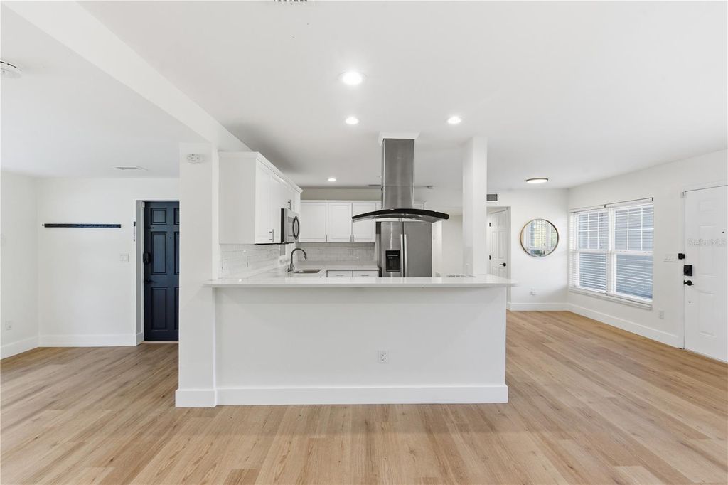 Image 14 of property listing at 327 SUNNY LANE, Belleair, FL 33756