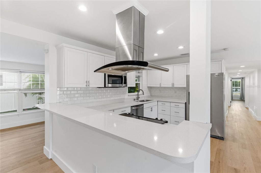 Image 15 of property listing at 327 SUNNY LANE, Belleair, FL 33756