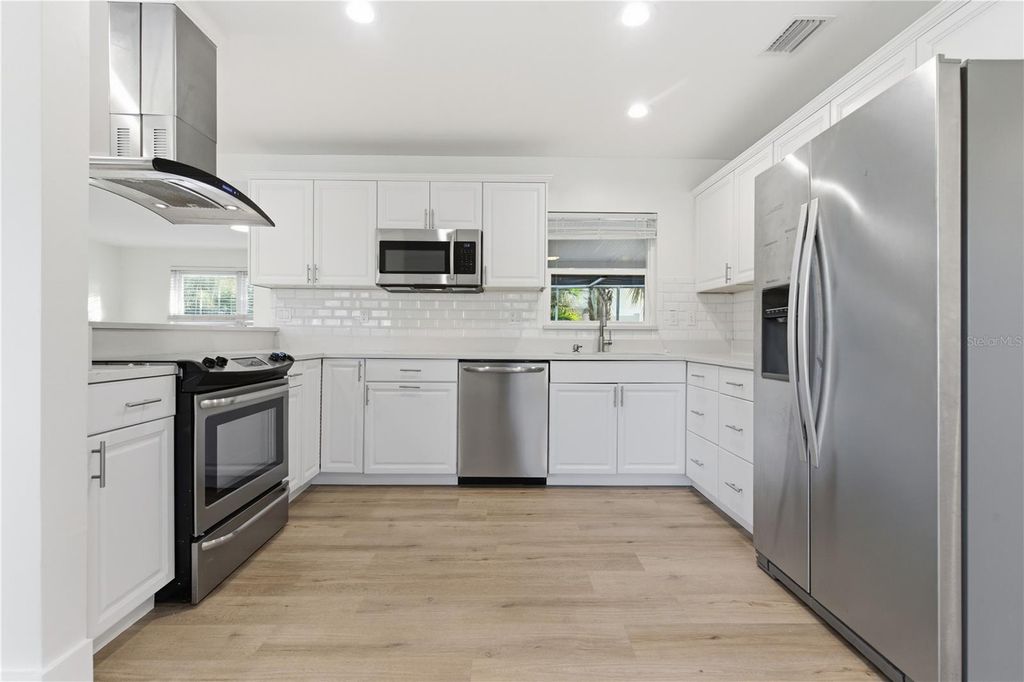 Image 16 of property listing at 327 SUNNY LANE, Belleair, FL 33756