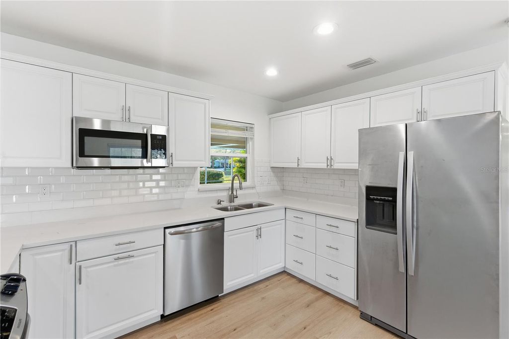 Image 17 of property listing at 327 SUNNY LANE, Belleair, FL 33756