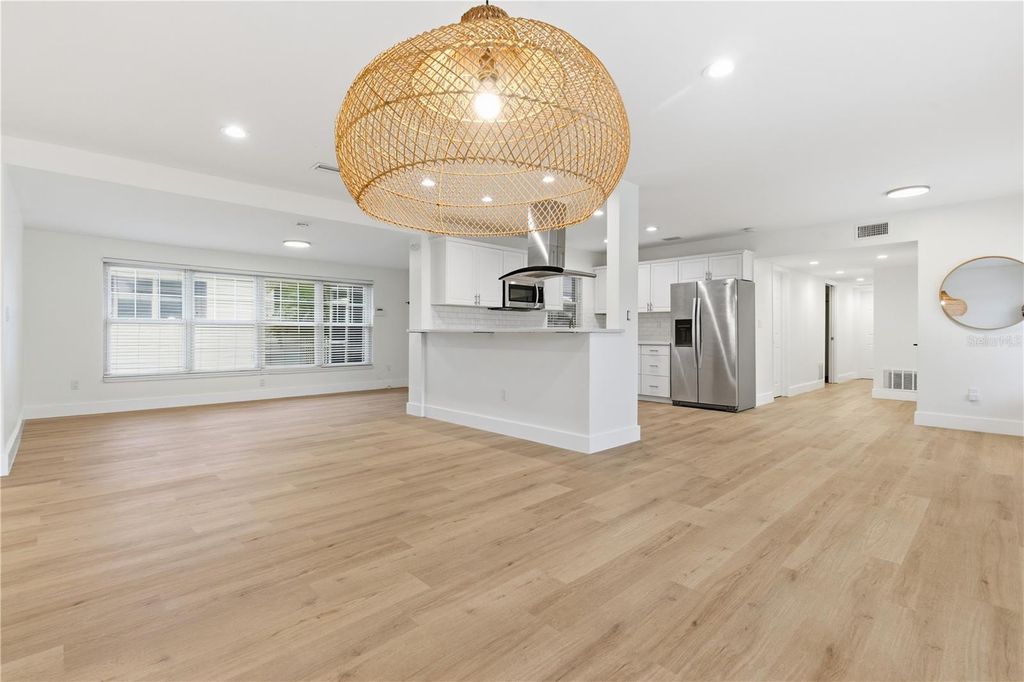 Image 19 of property listing at 327 SUNNY LANE, Belleair, FL 33756