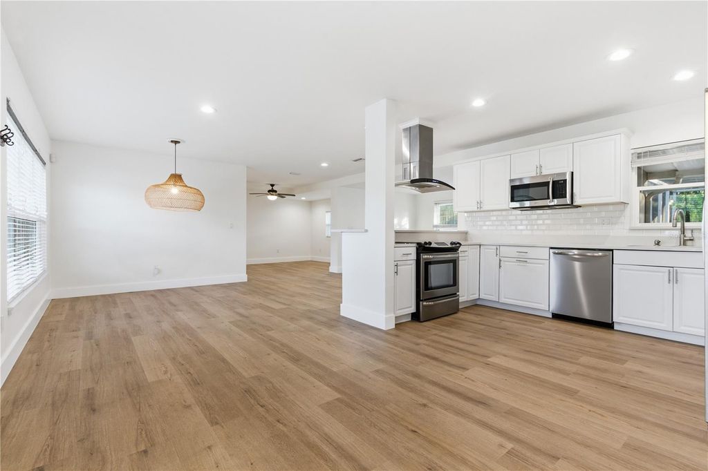 Image 4 of property listing at 327 SUNNY LANE, Belleair, FL 33756