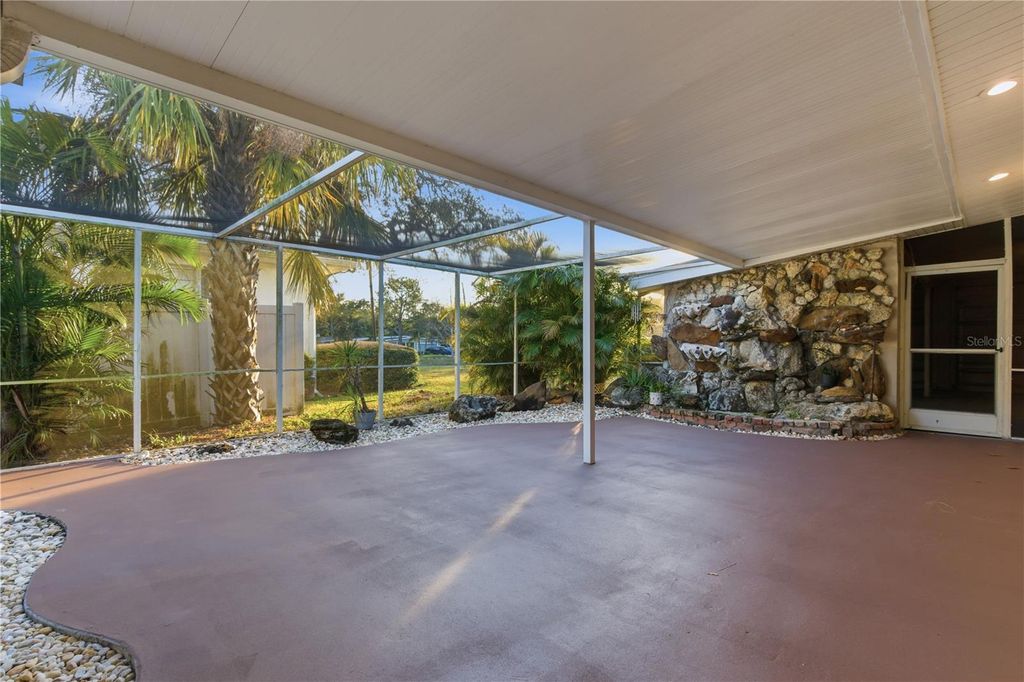 Image 34 of property listing at 327 SUNNY LANE, Belleair, FL 33756