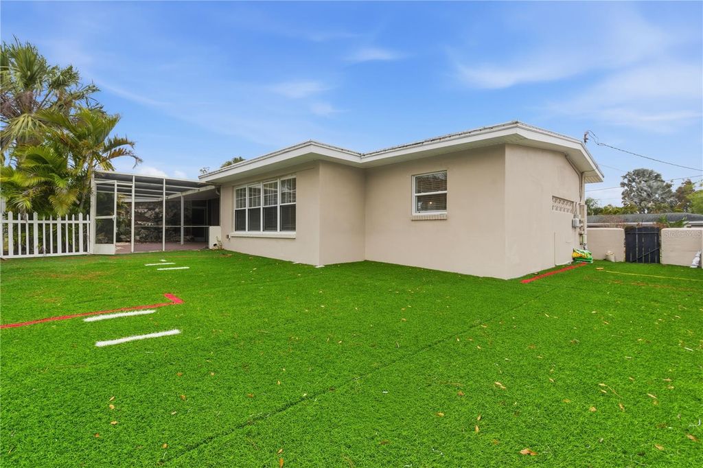 Image 38 of property listing at 327 SUNNY LANE, Belleair, FL 33756