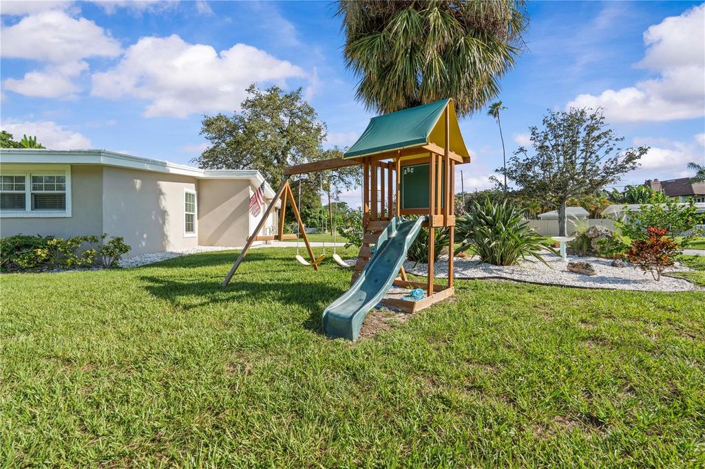 Image 40 of property listing at 327 SUNNY LANE, Belleair, FL 33756