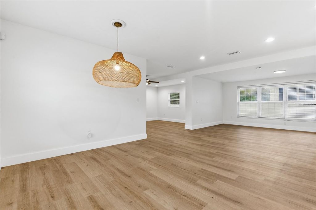 Image 5 of property listing at 327 SUNNY LANE, Belleair, FL 33756