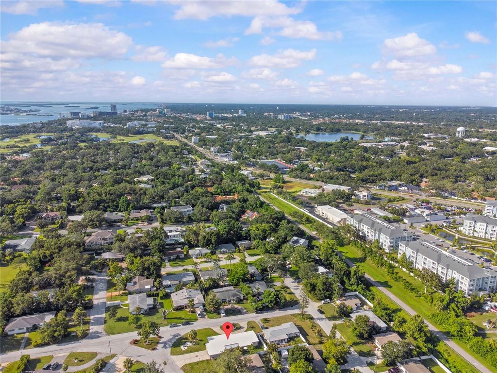 Image 42 of property listing at 327 SUNNY LANE, Belleair, FL 33756