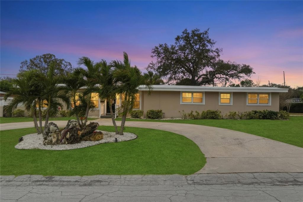 Image 43 of property listing at 327 SUNNY LANE, Belleair, FL 33756