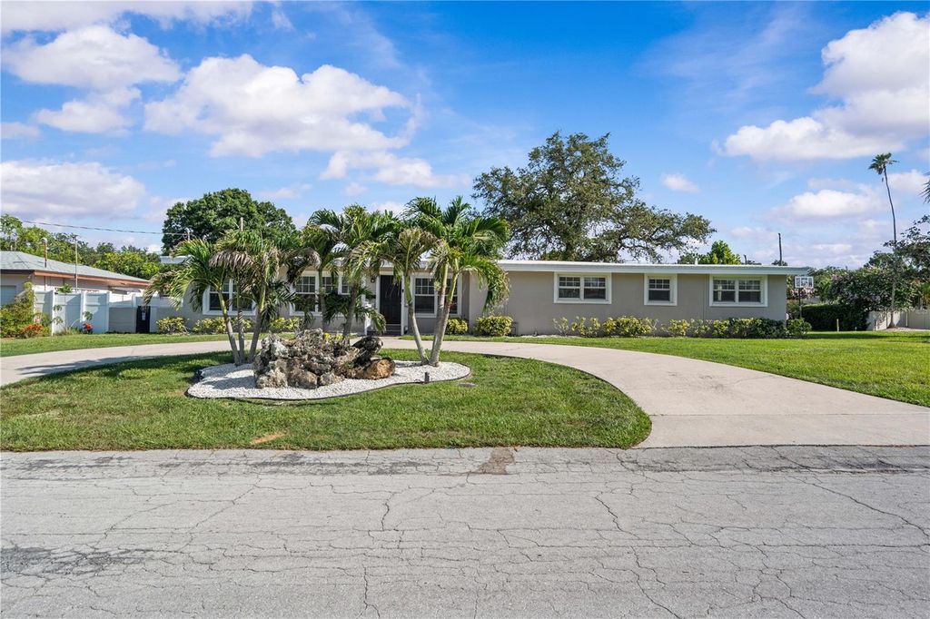 Image 45 of property listing at 327 SUNNY LANE, Belleair, FL 33756