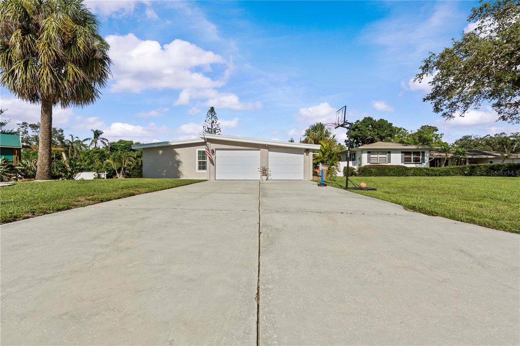 Image 46 of property listing at 327 SUNNY LANE, Belleair, FL 33756