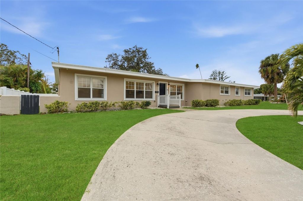 Image 48 of property listing at 327 SUNNY LANE, Belleair, FL 33756