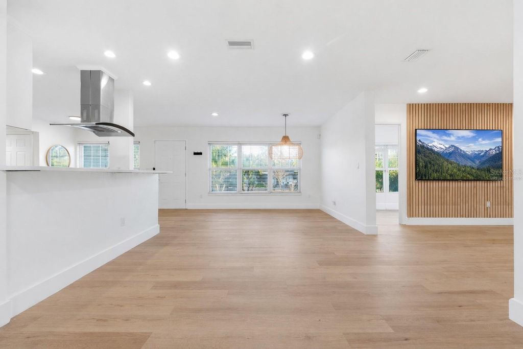 Image 6 of property listing at 327 SUNNY LANE, Belleair, FL 33756